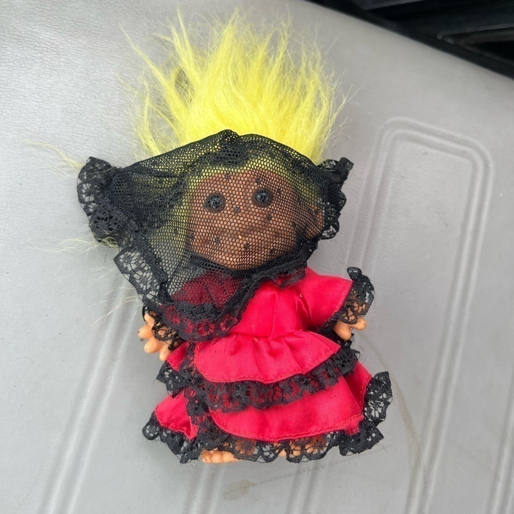 Vintage RUSS  4" TROLL: MY LUCKY TROLL SENORITA GORGEOUS OUTFIT WITH ROSE